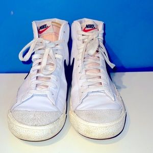 Woman’s Nike blazers Mid ‘77